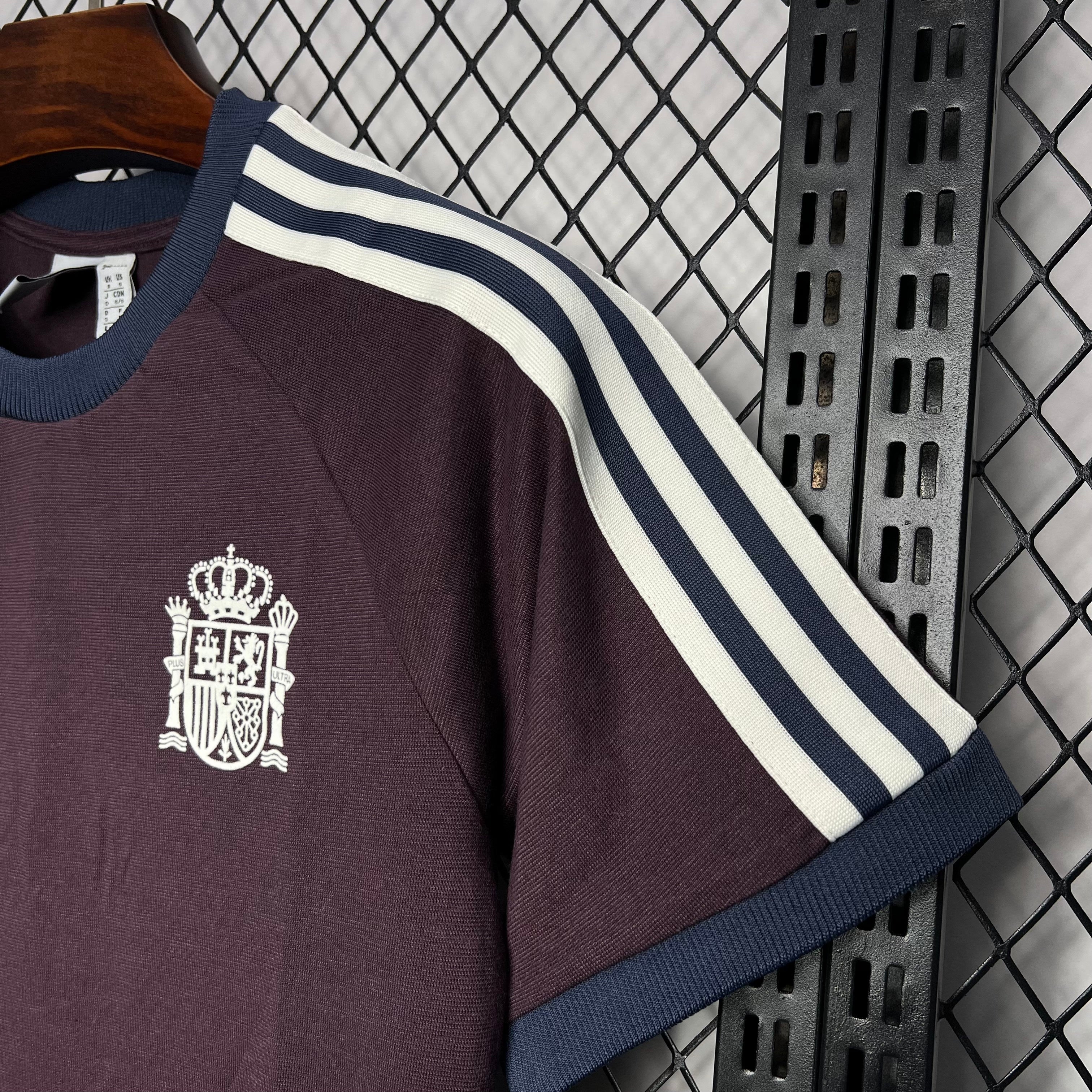 España 2024 Estilo retro morado
